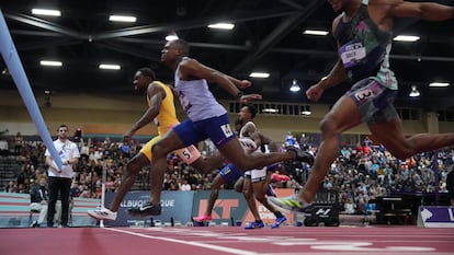 Noah Lyles (de amarillo) supera a Coleman (4) en el campeonato de EE UU.