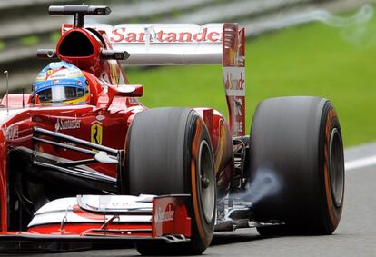 Fernando Alonso rueda con su monoplaza por el circuito de Spa.