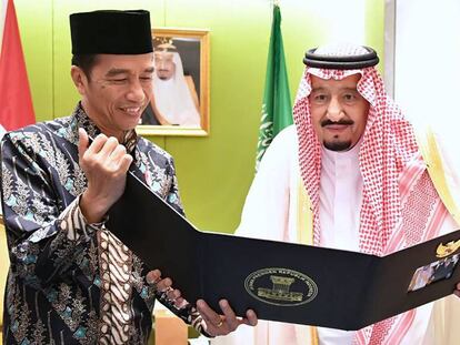 El presidente de Indonesia, Joko Widodo (izquierda), con el rey Salman, en Yakarta el 3 de marzo.