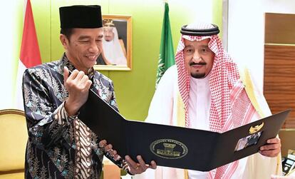 El presidente de Indonesia, Joko Widodo (izquierda), con el rey Salman, en Yakarta el 3 de marzo.