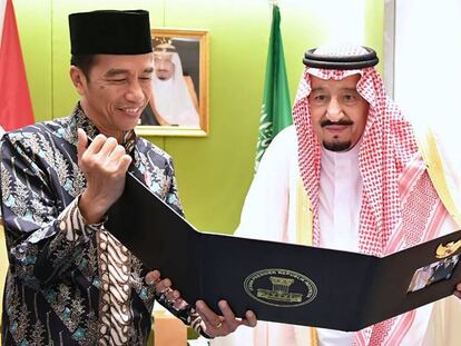 El presidente de Indonesia, Joko Widodo (izquierda), con el rey Salman, en Yakarta el 3 de marzo.