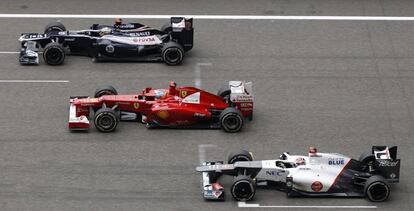 El español lucha durante la carrera con Pastor Maldonado y Kamui Kobayashi