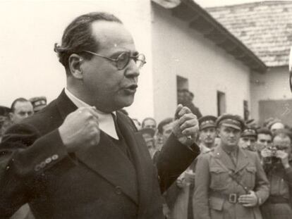 Juan Negr&iacute;n, presidente del Gobierno de la Rep&uacute;blica, durante una visita al frente del Ebro en 1938.