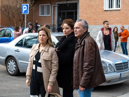 María Molins, Laura Ramos y Jose Coronado, en el primer capítulo de la tercera temporada de 'Entrevías'.