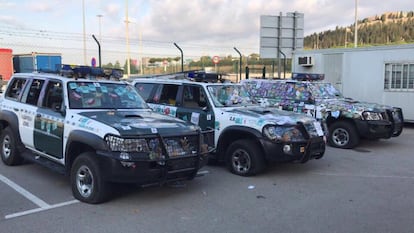 Vista de tres coches de la Guardia Civil tras las protestas.
