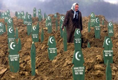 Una mujer musulmana bosnia camina entre las tumbas en el cementerio de Memici (Bosnia), donde fueron enterrados 262 musulmanes muertos en la guerra, en Srebrenica.