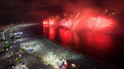 Miles de personas abrazan el nuevo año en la playa de Copacabana, en Río de Janeiro.