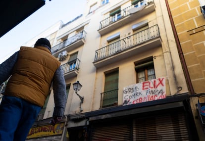 Un vecino pasea frente al edificio de Calle Tribulete, 7.