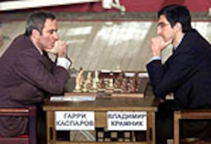 De izquierda a derecha, Gari Kaspárov y  Vladímir Krámnik.