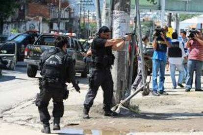 Miembros de la Policía Federal durante un operativo en el Complejo del Alemán, en la ciudad de Río de Janeiro. EFE/Archivo