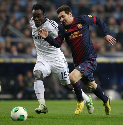 Messi corre junto con Essien.