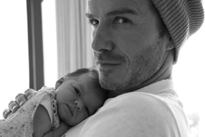 La hija pequeña de familia Beckham, Harper Seven, reposa sobre pecho de su papá