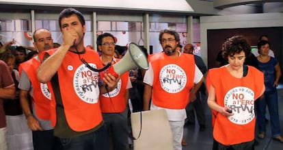 Representantes del comit&eacute; de empresa interrumpieron un informativo de Canal 9 para protestar contra el ERE. 