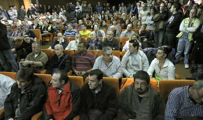 Asamblea de trabajadores de Spanair, ayer en la Terminal 2 del aeropuerto de Barajas para abordar  la situaci&oacute;n.