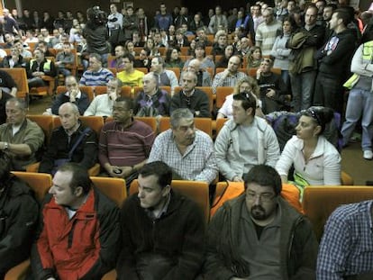 Asamblea de trabajadores de Spanair, ayer en la Terminal 2 del aeropuerto de Barajas para abordar  la situaci&oacute;n.