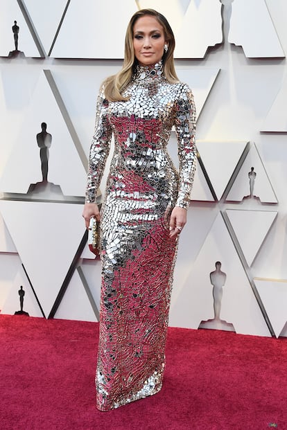 Tom Ford hizo brillar a Jennifer Lopez con este diseño plateado de cuello alto.