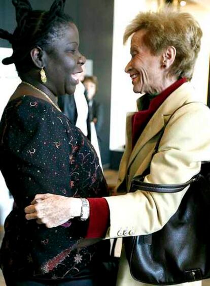 La vicepresidenta María Teresa Fernández de la Vega, ayer, con la primera ministra de Mozambique, Luisa Dias Diogo.