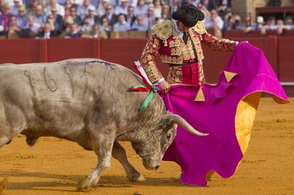 Morante de la Puebla con su primer toro en la Maestranza.