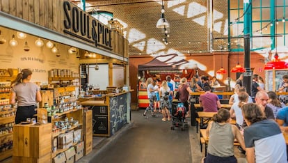 Tiendas en el Markthalle Neun, en Berlín.