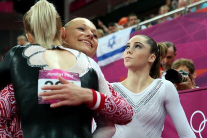 Precisamente Sandra le había arrebatado el oro a la norteamericana McKayla Maroney, favorita en su disciplina. Maroney terminó su salto perfecto con una inesperada caída que le hizo descender a la segunda posición. Aunque se fue a casa con una medalla de plata, la gimnasta no fue capaz de cambiar su cara de enfado en la entrega de medallas. Ni siquiera cuando Maria Paseka, bronce, felicitaba a Sandra con un cariñoso abrazo. Las hay que tienen mal perder...