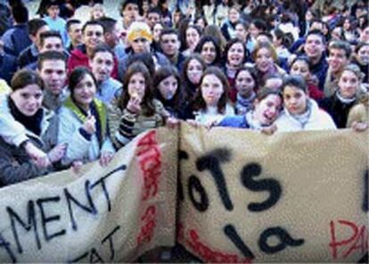 Alumnos del Instituto de Enseñanza Secundaria Sorolla de Valencia ayer, en la protesta.