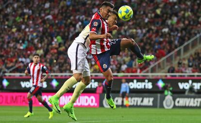 Los jugadores Goltz y Vázquez durante el clásico de febrero pasado.