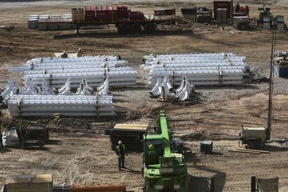 Estructuras para la cubierta del estadio antes de su montaje.