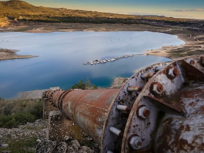 Embalse de Entrepeñas, en la provincia de Guadalajara, con su único embarcadero alejado de la orilla del municipio de Sacedón.