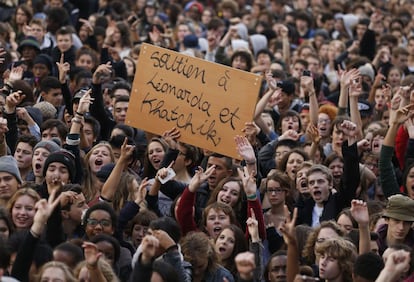 Estudiantes durante la protesta en París, 17 de octubre de 2013. Las protestas, que comenzaron el pasado miércoles, se deben a la detención y expulsión de Francia a Kosovo de una niña gitana de 15 años durante una excursión escolar, arresto que sucedió el pasado 9 de octubre en Levier, en el este de Francia, donde la menor residía desde hacía casi cinco años.