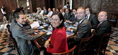 Catalá, Fabra y Buch con los representantes de las pymes, ayer, en el Palau de la Generalitat.