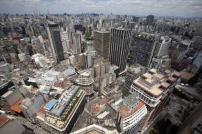 Vista panorámica tomada desde la terraza de un edificio ubicado en el centro de Sao Paulo (Brasil). EFE/Archivo