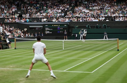 Alcaraz, al resto durante el partido contra Tiafoe.