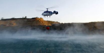Uno de los helicópteros que participan en la extinción del fuego de Llombai.