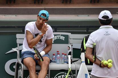 Nadal descansa durante un entrenamiento en París.