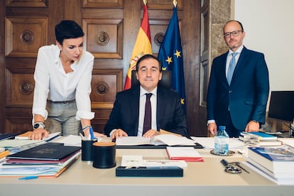 José Manuel Albares, ministro de Exteriores (entonces en funciones), junto a María Lledó, secretaria general para la UE, y su director de gabinete, Diego Martínez.