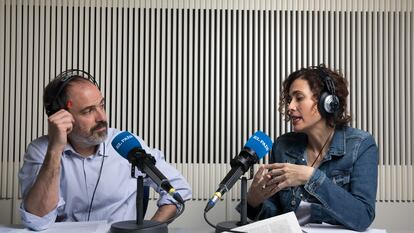 Íñigo Domínguez y Ana Fuentes, locutores de 'Hoy en EL PAÍS'.