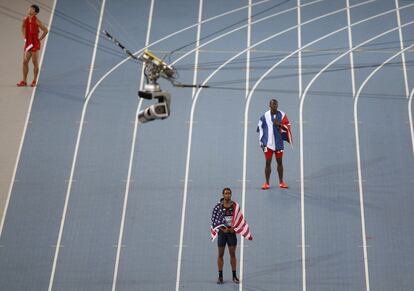 Xiang, Richardson y Robles, en la pista tras la carrera.