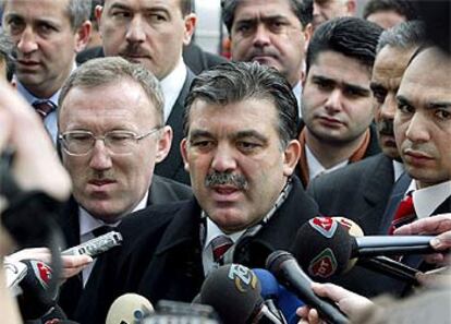 El primer ministro turco, Abdulá Gül, se dirige a la prensa, ayer en Ankara.