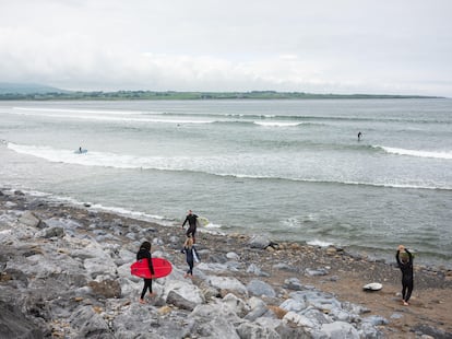 Surfistas en la playa de Strandhill, en Sligo.