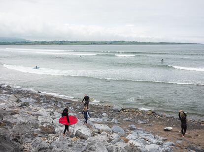 Surfistas en la playa de Strandhill, en Sligo.