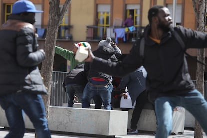 Revuelta en la plaza de Nelson Mandela de Lavapiés.