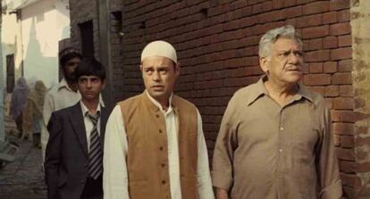 Desde la izquierda, Aquib Khan, Vijai Raaz y Om Puri, en el pueblo paquistan&iacute; originario de la familia del filme.