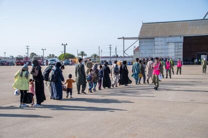 Llegada a la Base de Rota de parte del contingente de 400 refugiados afganos evacuados por las tropas de EE UU.