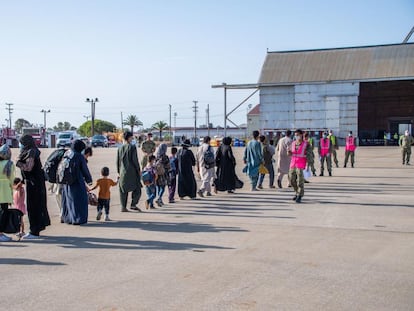 Llegada a la Base de Rota de parte del contingente de 400 refugiados afganos evacuados por las tropas de EE UU.