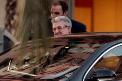 Vicente Sanz, en el momento de acceder a su coche oficial, en una imagen reciente.