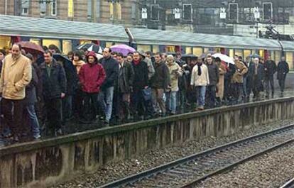Los pasajeros de los trenes de cercanías se agolpan, ayer, en la estación de Saint Lazare en París.
/ EFE