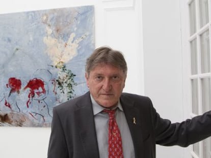 Javier Fern&aacute;ndez de Molina con su obra &#039;Encarnado en lo c&aacute;lido&#039;.