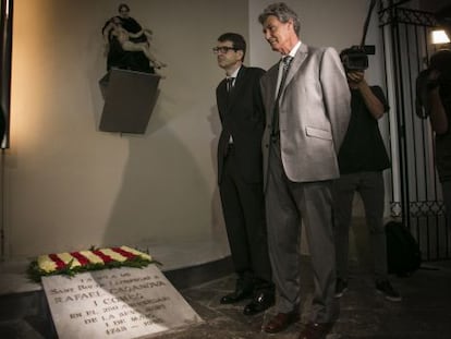 Ofrenda de Societat Civil Catalana, ayer en la tumba de Rafael de Casanova en Sant Boi.