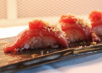 'Nnigiris' de toro con tomate.