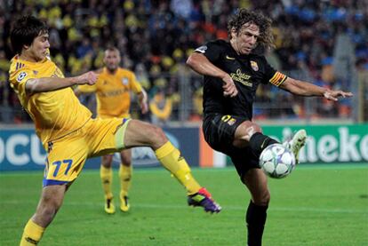 Puyol despeja el balón ante Rudik, del Bate.